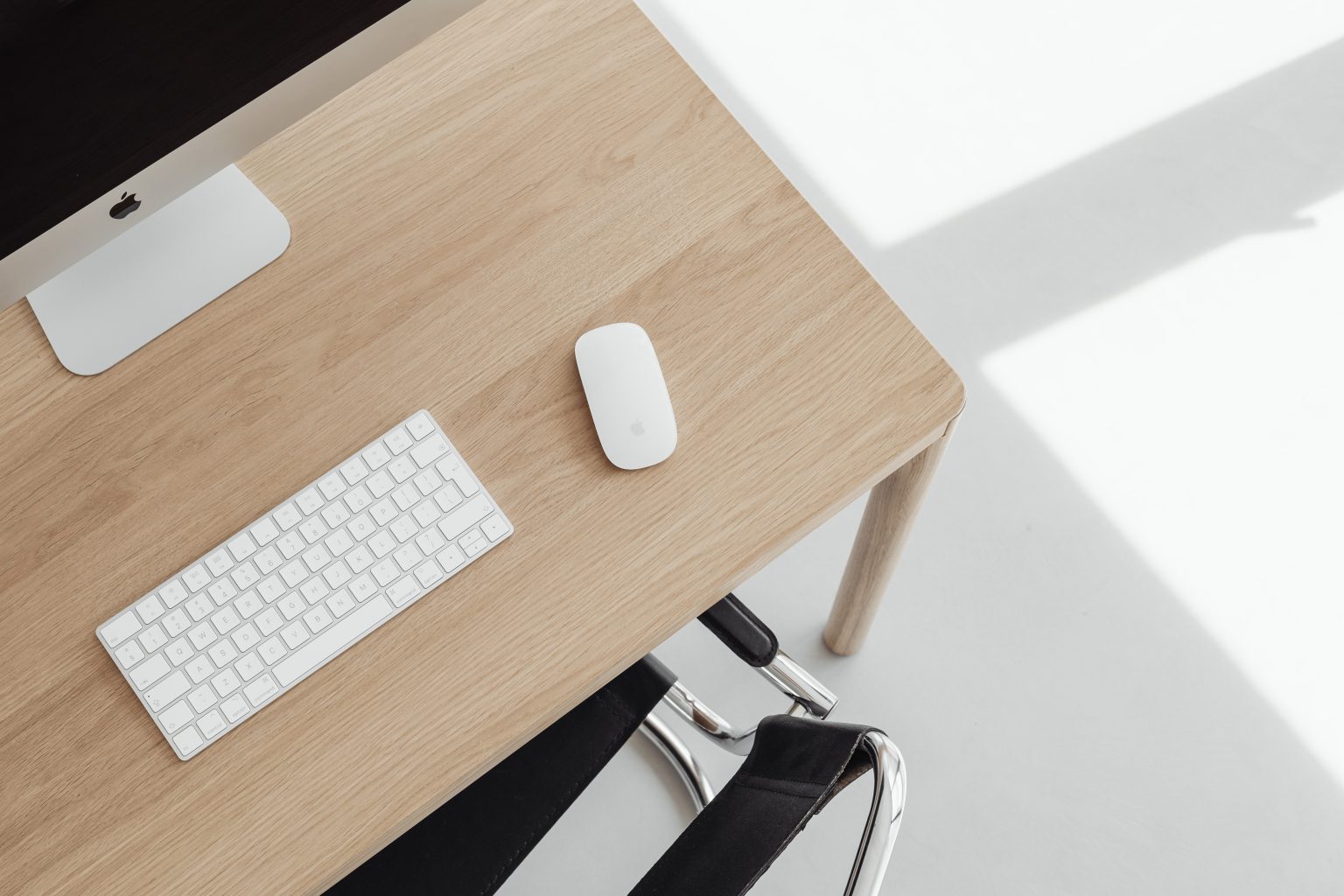 kaboompics_wooden-minimalist-computer-desk-27276-1536x1024